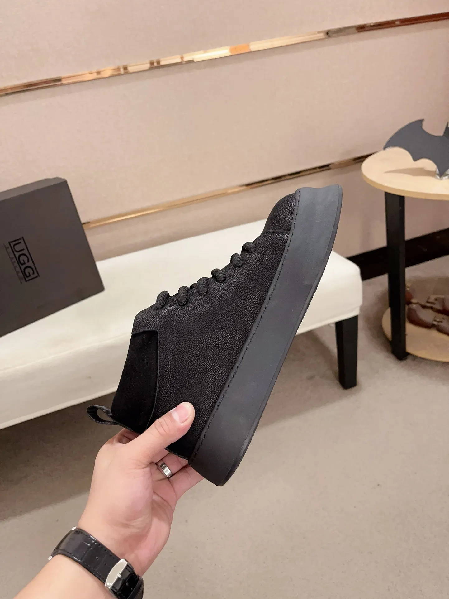 Factory price: 740💰North American men's shoes Ugg ☃️In the special sale of new high-quality men's shoes snow boots in autumn and winter, the nemesis of extreme cold weather! Made of cowhide leather, merino wool lining, and original outsole, whether driving, outdoor or daily wear, there is always one that suits you! Code number 39-44